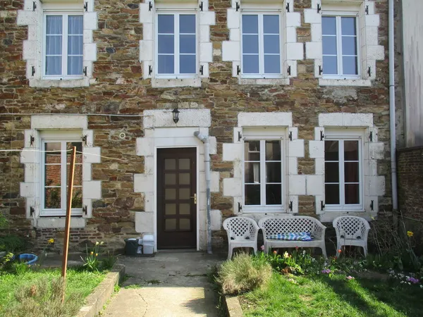 Maison à MAUBERT-FONTAINE avec terrain, garage et dépendance