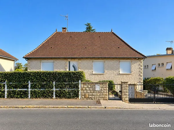 Maison 104 m² + sous-sol complet 104m² + atelier - terrain 1 045 m² - Bourges