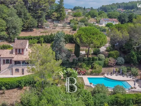 Villa 8 pièces 235 m²