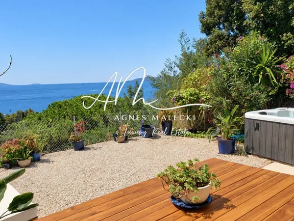 Entre Cavalière et Pramousquier -- Un jardin, la Méditerranée