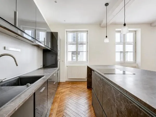 LYON 1er  PLACE SATHONAY  ÉLÉGANT T4 DE 89,44 m² AU COEUR D'UN IMMEUBLE DE CARACTÈRE+CAVE+GRENIER