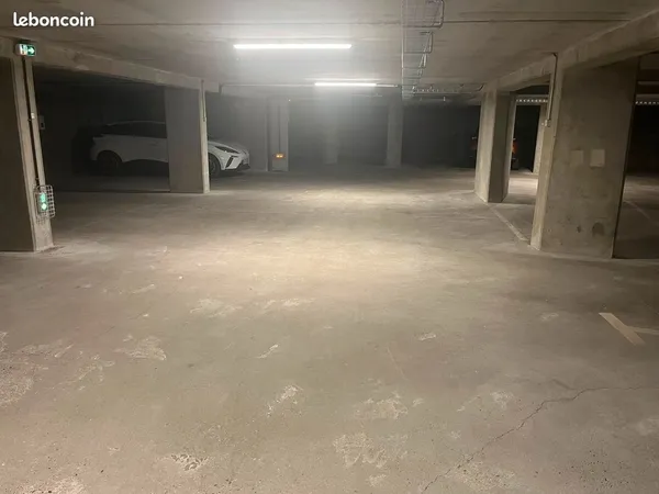 Emplacement moto sécurisé - Lyon 8e / Sans-Souci