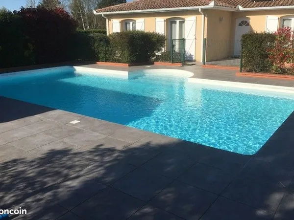 Maison de plain-pied avec piscine et grand terrain