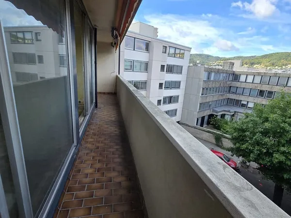 Clermont Ferrand, proche centre-ville, appartement 46 m2 rénové, asc, balcon, parking 129000 euros f