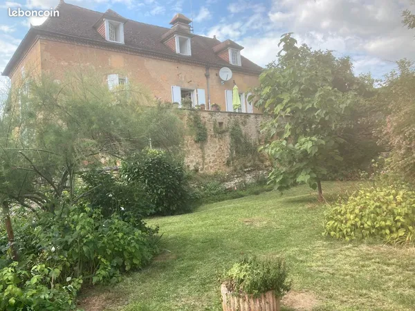 Propriété de caractère avec piscine et dépendances - Entre Cahors et Gourdon