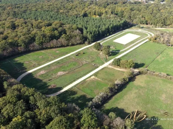 PRÉCIGNÉ (72) - DOMAINE ÉQUESTRE PROFESSIONNEL - ENVIRON 4,5 HECTARES