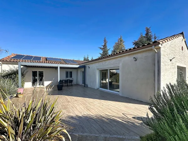 Maison familiale de 200 m² , 4 chambres , bureau , piscine, grand terrain et vue dégagée à Villesèqu