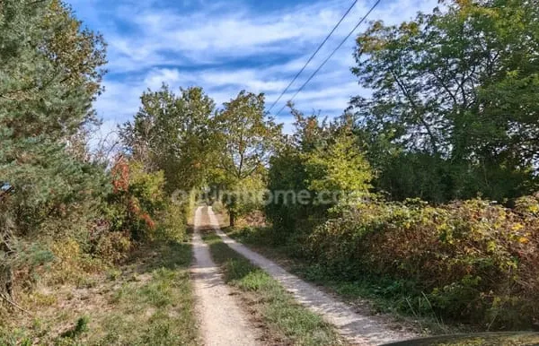 Propriété privée de caractère avec étang, prairies et hébergements sur plus de 7 hectares