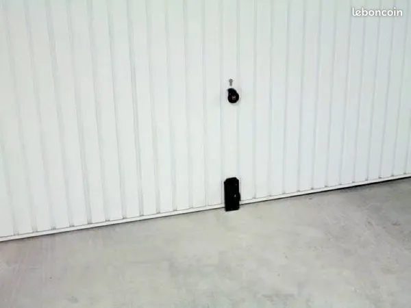 Garage box fermé sécurisé, porte neuve, Nice Pégurier (06200)