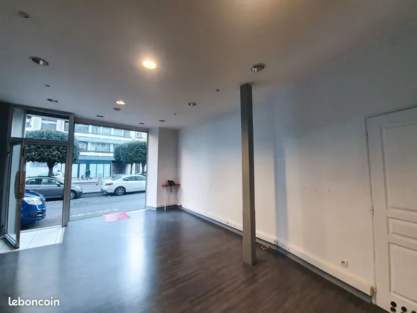 Local commercial 50 m² - Place de Verdun - 49 000
