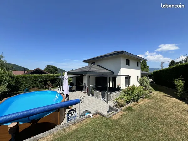 Villa récente contemporaine de 148 m2 avec grand garage et jardin