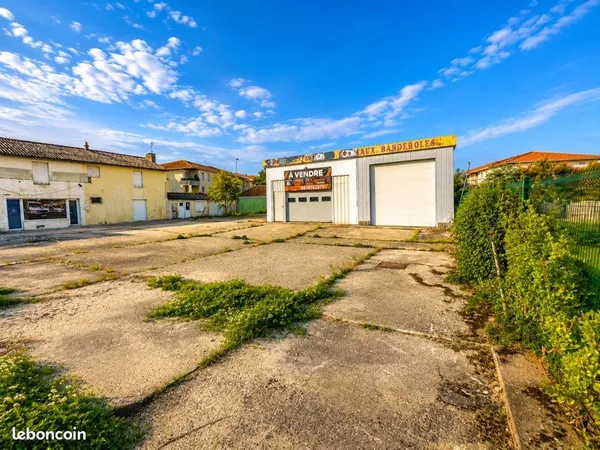 LOCAL / ATELIER 150 m² SUR ENVIRON 800 m² - POITI