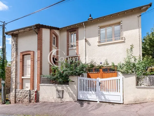 A rénover, maison de ville avec 4 chambres et garage