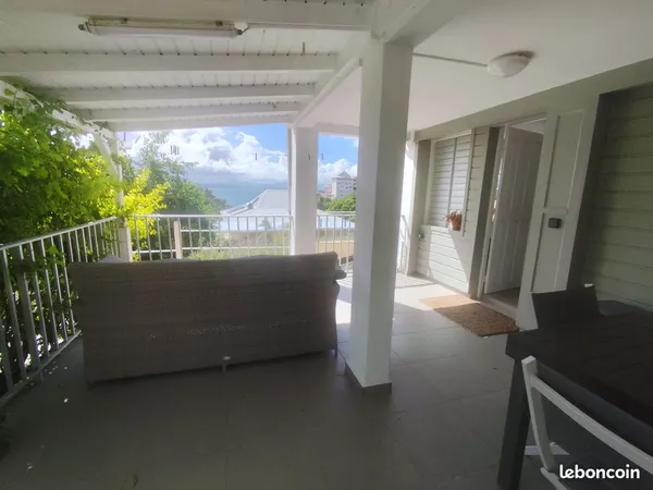 À LOUER - Appartement 2 chambres climatisées avec terrasse et vue sur la baie du Gosier dans résiden