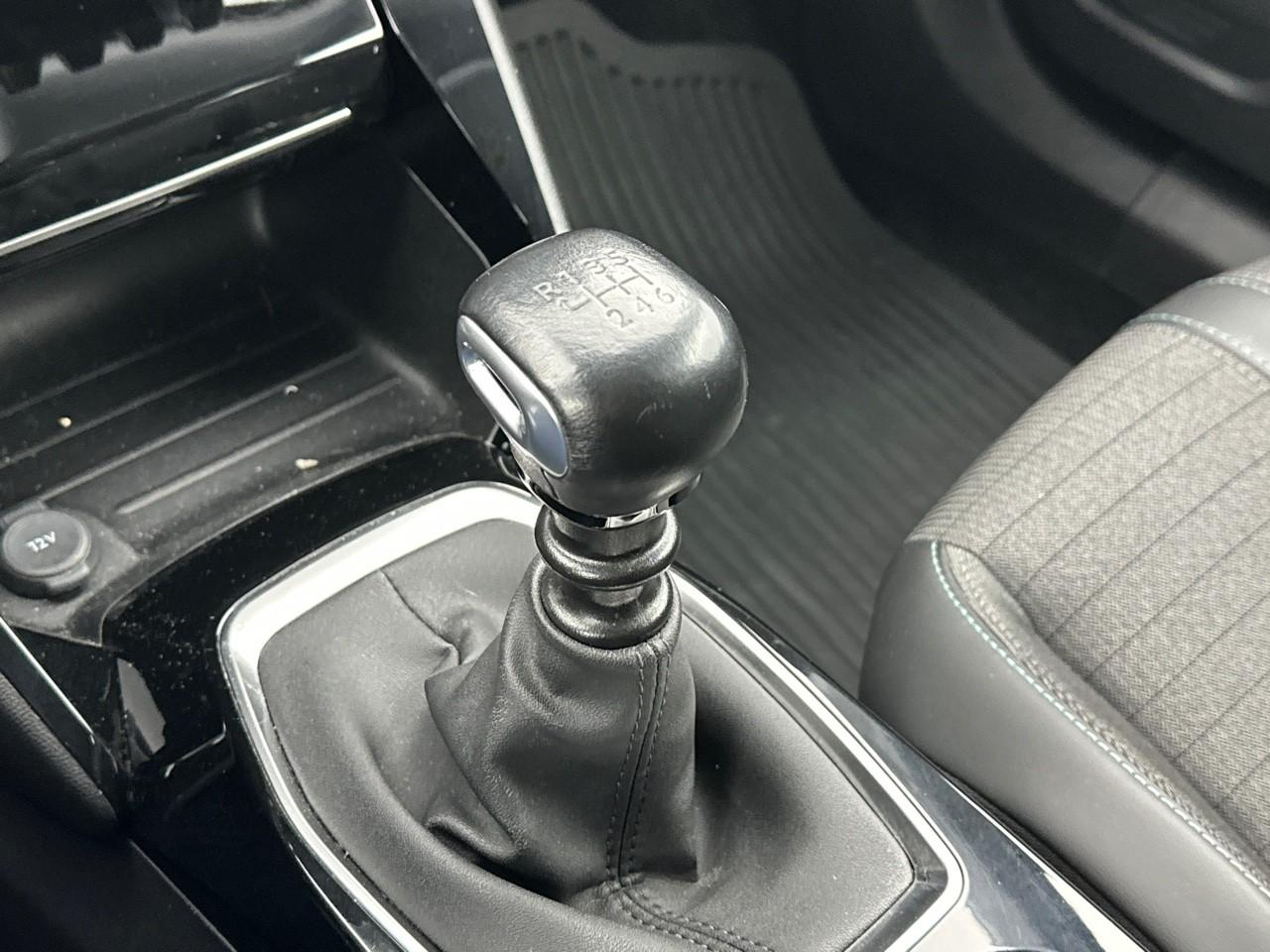 Peugeot 2008 puretech 130 s&s bvm6 allure pack — photo 30
