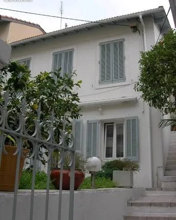 Petit loft meublé avec jardinet au centre de cannes