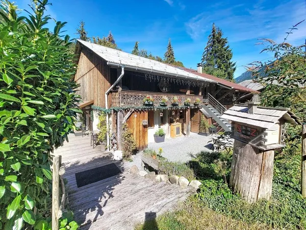 Maison en pierre de caractère au coeur de la station, avec jardin et terrasses, 145 m² habitables + 