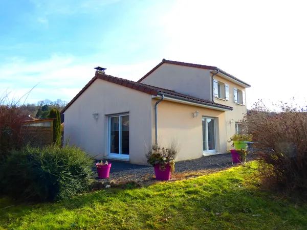 A 2 pas d' Arpajon sur Cère BELLE MAISON contemporaine