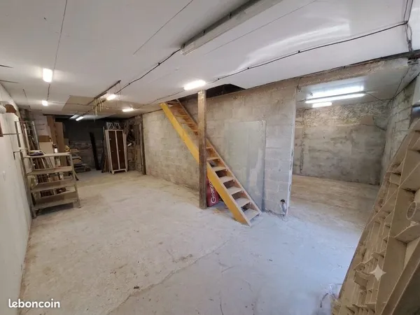 Bâtisse à rénover d'environ 120 m² avec terrain - Guignen