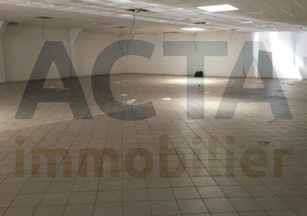 Local commercial 750 m²