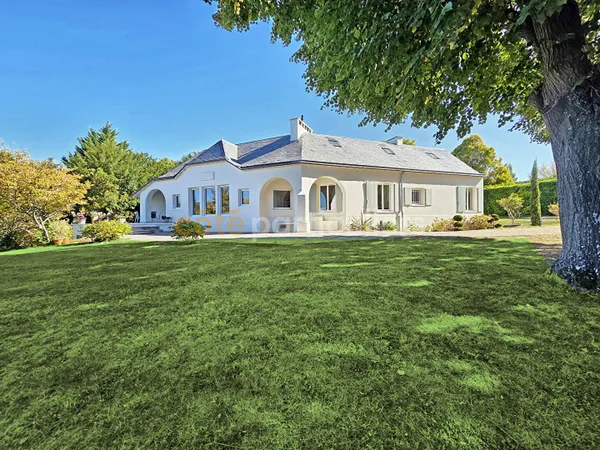 Vaux-sur-Seine (78740) ? Maison d'exception de 255 m² sur 2 970 m² de terrain