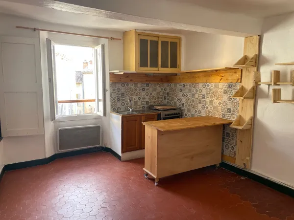 Loue très beau studio ensoleillé au centre ville Barjols - 27m²