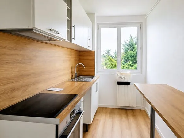 Evreux à 5mn à pied de la Gare F2 avec balcon, cave et parki