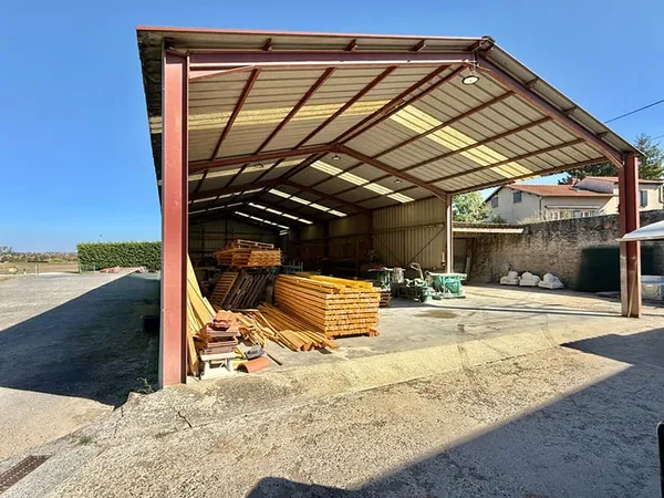PROXIMITÉ IMMÉDIATE DE RIOM / Local d'activité fonctionnel de 865 m² sur terrain clos de 2 500 m² !