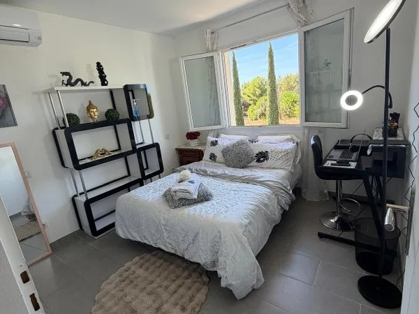 Chambre meublée, dressing dans une villa au Crès