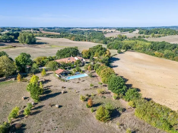 Maison de campagne avec annexe, piscine et terrain