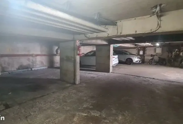 Grande place de parking 12 m² - niveau -1 - accès facile - adaptée SUV / 4x4 - quartier Butte-aux-Ca