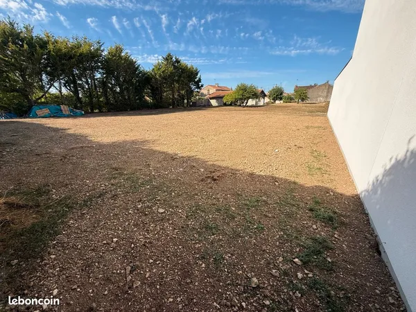 Terrain constructible 1 325 m² - Avanton (86170) - Hors lotissement - 10 min de Poitiers