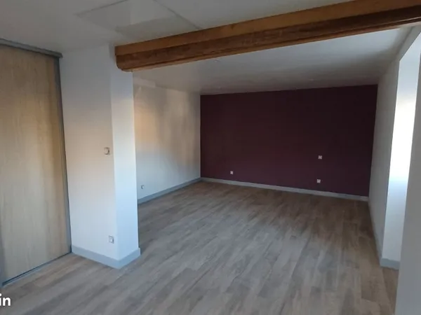 Location appartement de 3pieces refait à neuf au 2e étage comprenant 2chambres 1 sb cuisine aménagée