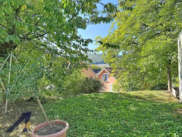 BEL APPARTEMENT RENOVE AVEC GARAGE -CAVE ET TERRAIN PRIVATIF