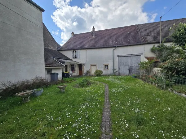Fermette 3 chambres avec dépendances sur 1500m2 de terrain p