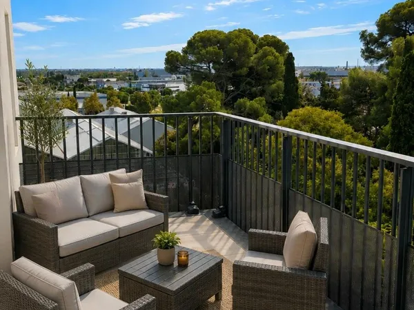 T2 dernier étage, terrasse, vue dégagée... petite vue mer !