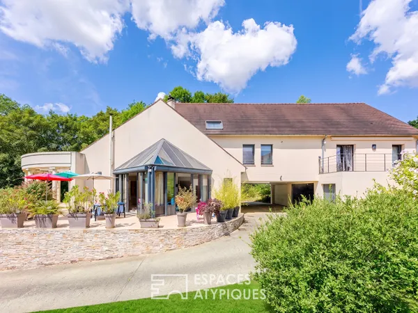 Maison contemporaine aux volumes spectaculaires sous verrières à Oinville-sur-Montcient