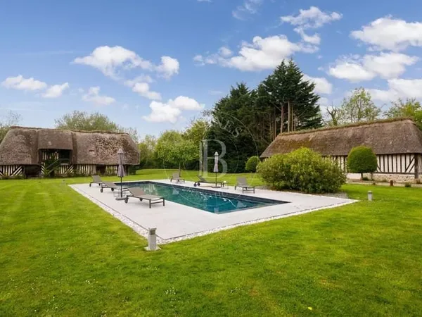 Manoir historique de 320 m² avec piscine et dépendances sur 1,7 hectares