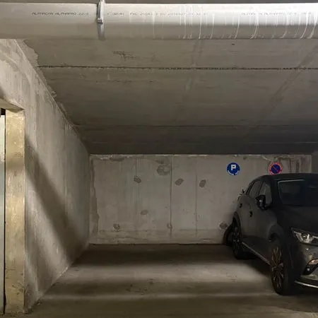 Place parking souterrain sécurisé - badge + caméra