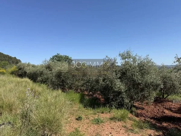 Terrain 932 m²