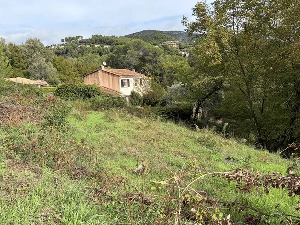 Terrain 879 m²
