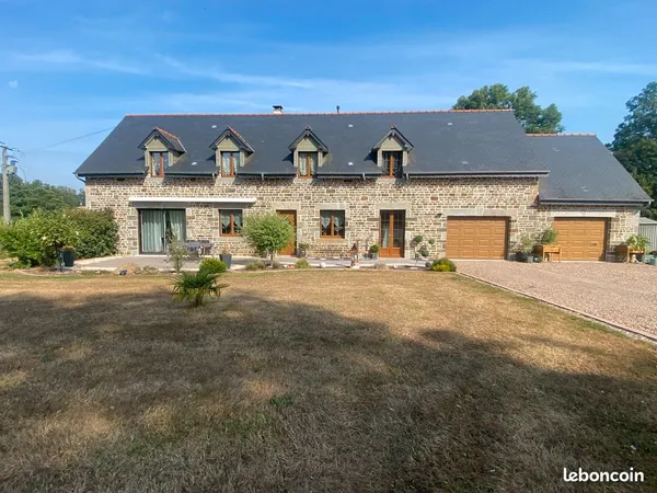 A vendre maison avec batiments et terrain