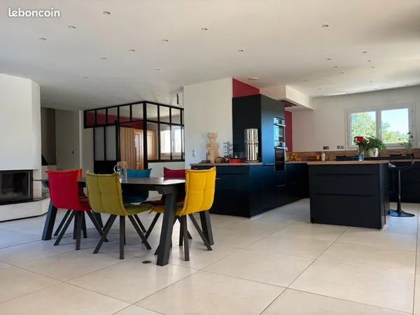 Maison contemporaine avec piscine et jardin