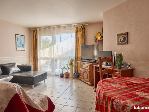 Grand F4 de 83m² avec Balcon + Parking - Pied du RER D À saisir