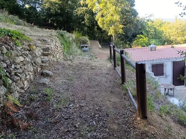 Casot sur terrain en terrasses de 6 454 m²