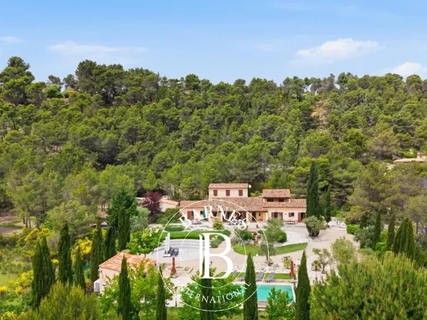 SAINT-MARC-JAUMEGARDE - BASTIDE PROVENÇALE DU XVIIIe SIÈCLE - 762 m² - AU PIED DE LA SAINTE-VICTOIRE