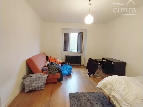 Appartement F3 traversant avec cave et parkings