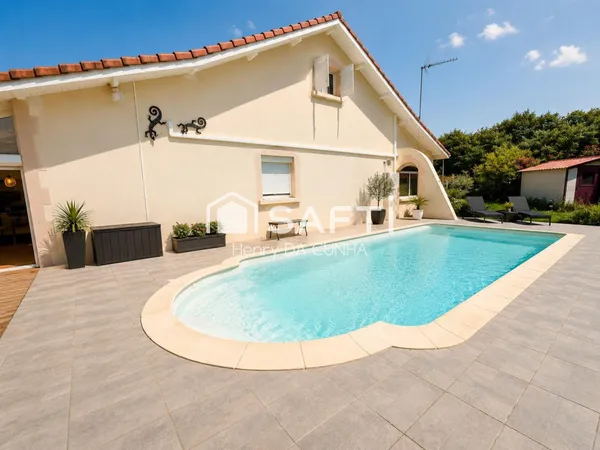 Villa de caractère avec piscine et espace studio