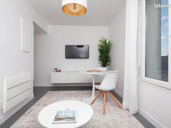 Studio meublé soigné + parking - RER A à 8 min