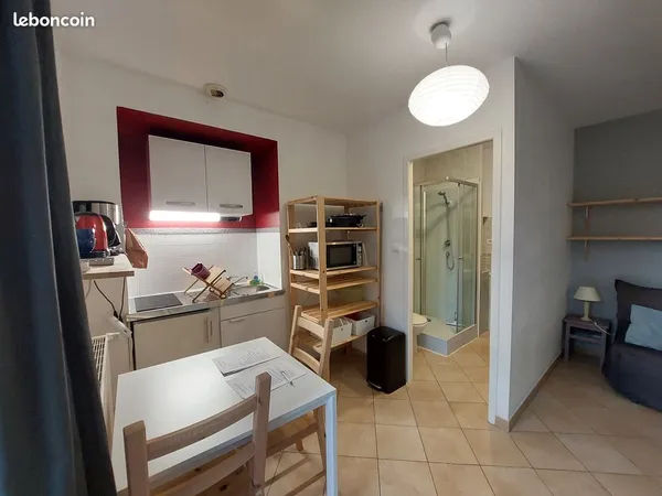 Loue studio meublé de 15m² dans une petite copropriété au centre du village de Billiat